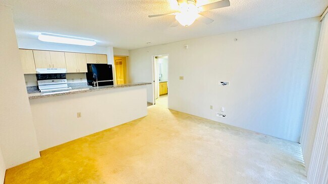 Building Photo - Diamond in the rough 1 bedroom with den in Honolulu!