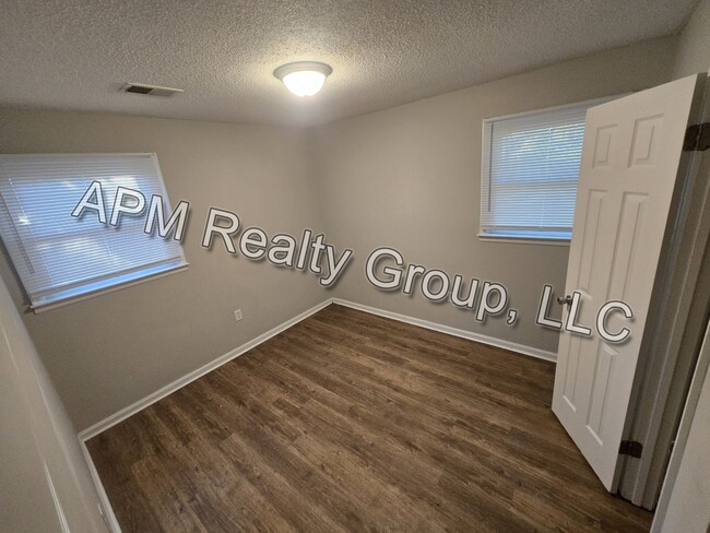Building Photo - Four-bedroom house off North Main