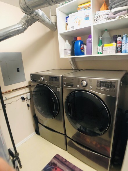 Laundry Room - 2501 Vroom Dr