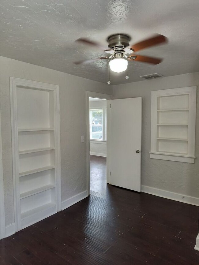 Building Photo - Charming Home Located in Downtown Orlando!