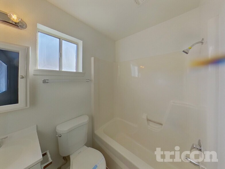 Building Photo - 1013 W Anderson Dr