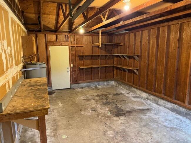 Building Photo - Updated 2 bedroom 1 1/2 bath duplex in Springfield!