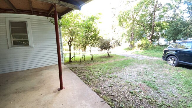 Building Photo - Spacious 2 Bedroom/1 Bath Home