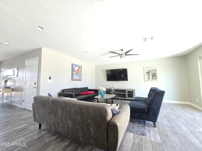 Building Photo - 7635 E Verde Ln