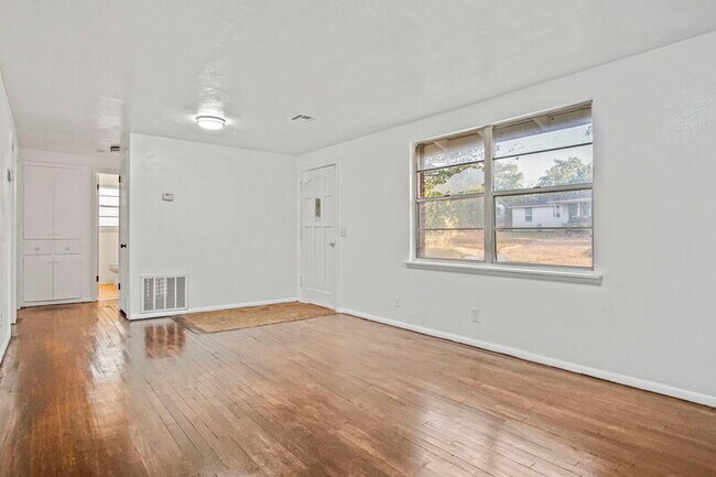 Building Photo - 1041 Hickory Ln