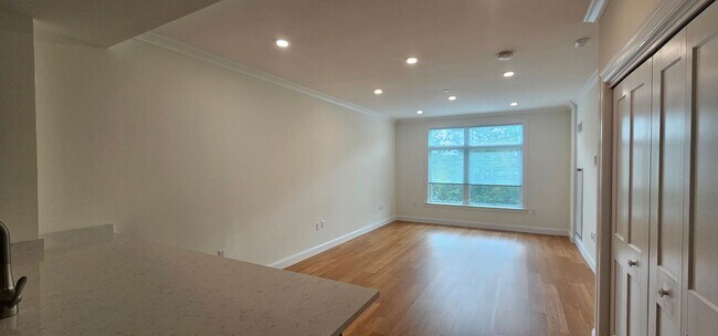 Building Photo - Luxury 1-Bed/1-Bath with Laundry in Unit