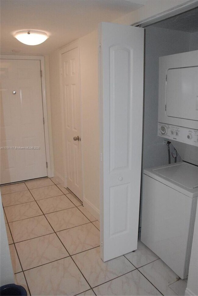 Building Photo - 10907 N Kendall Dr