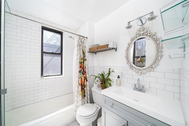 Building Photo - 253 8th St