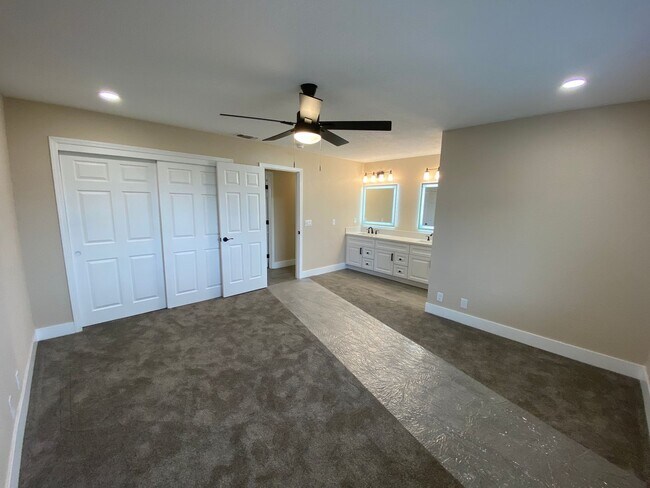 Building Photo - Fully Renovated Home on 5 Acres