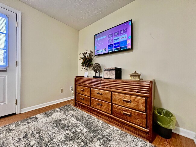 Building Photo - Great corporate furnished rental- close to everything.