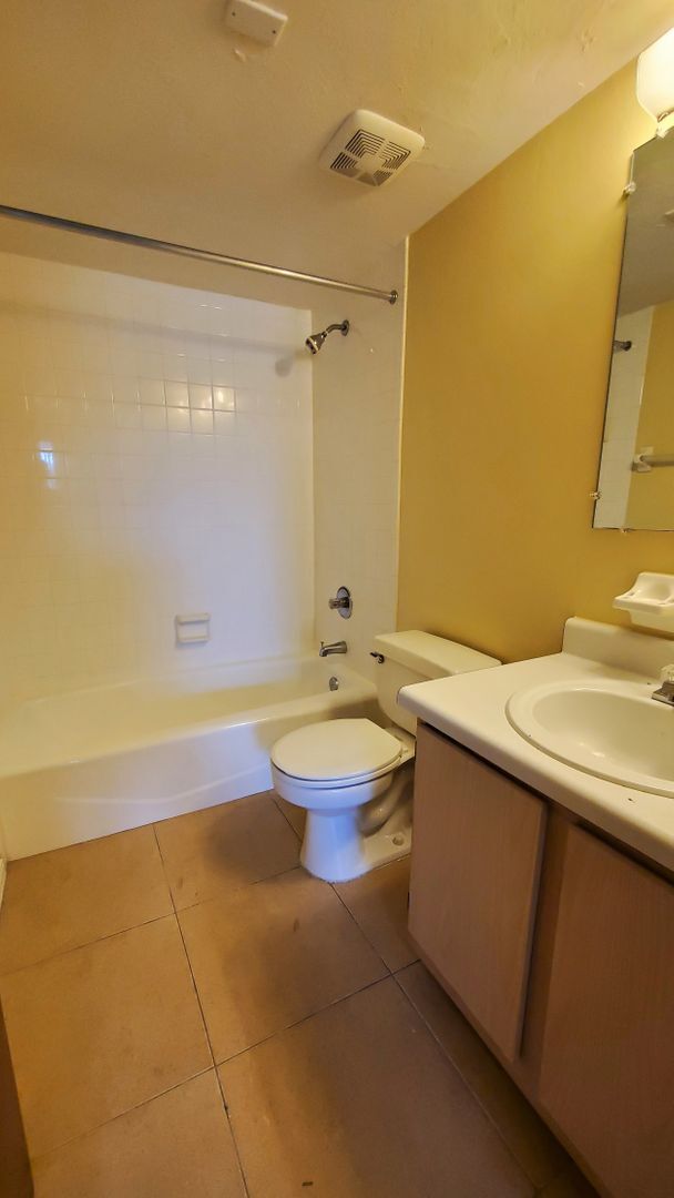 Building Photo - FOR RENT 1 bed 1 bath upper floor with bal...