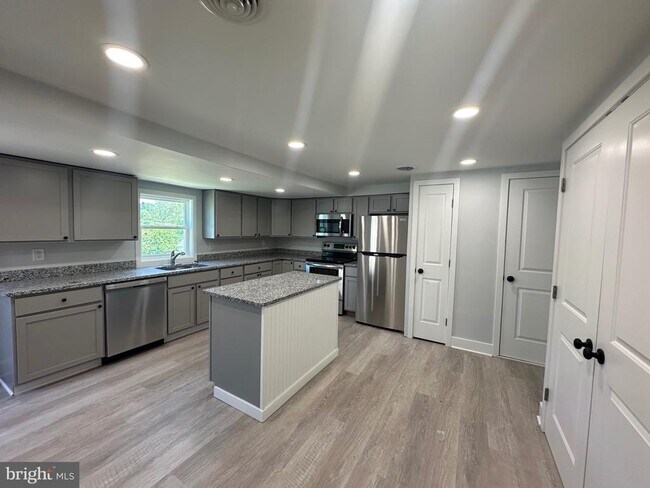 Building Photo - 603-607 Main St