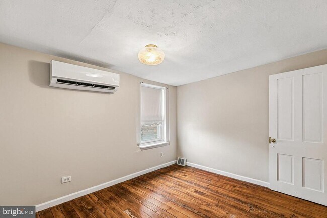 Building Photo - 788 N Croskey St