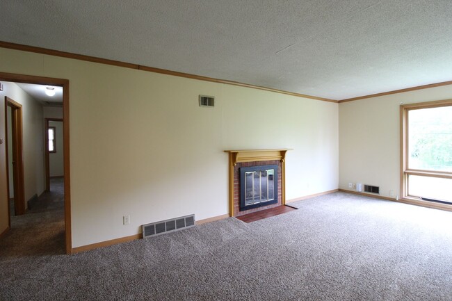 Building Photo - 3 Bedroom 2 Bath Home In Overland Park