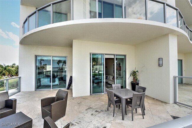 Building Photo - 3000 Oasis Grand Blvd