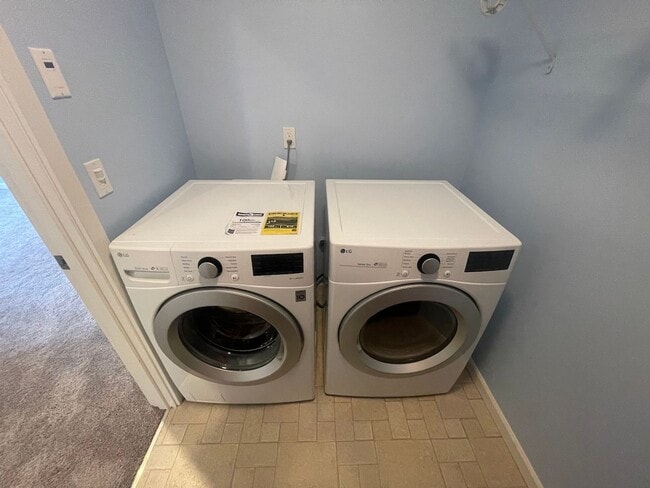 Building Photo - Spacious 3BD/2.5BTH Available for Lease in...