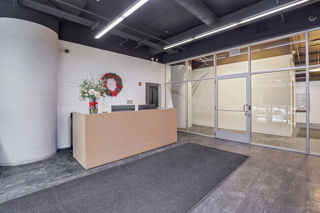 Building Photo - 565 W Quincy St