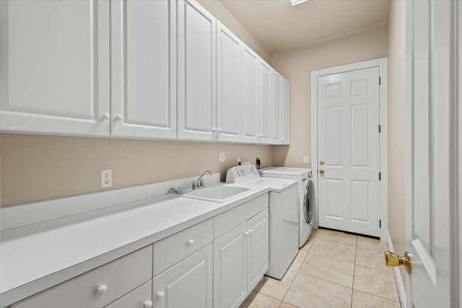 Building Photo - 5829 NW Zenith Dr