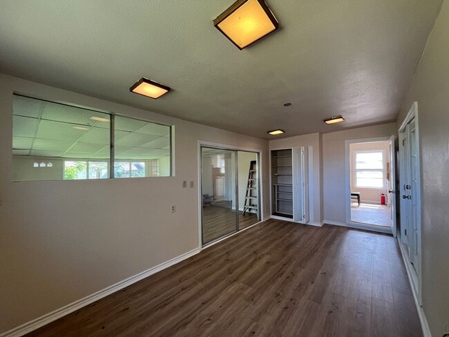 Building Photo - LINDALE PARK WITH EXTRA SQUARE FOOTAGE!!