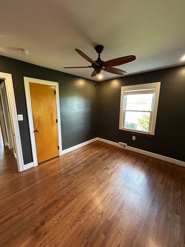 Building Photo - Remodeled rancher just outside of Frederick with stunning mountain views ready for you!