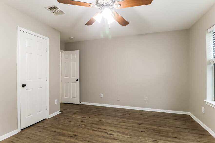 Building Photo - 2815 Lexington Park Dr