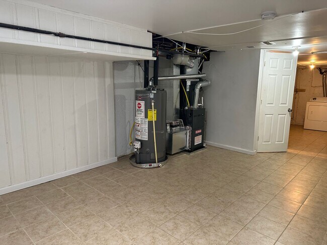 Building Photo - Spacious Rooms! Hardwood Flooring Througho...