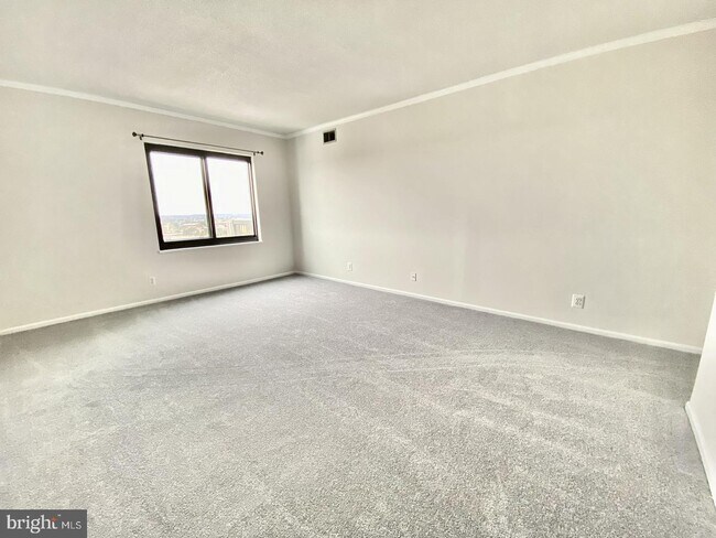 Building Photo - 205 Yoakum Pkwy