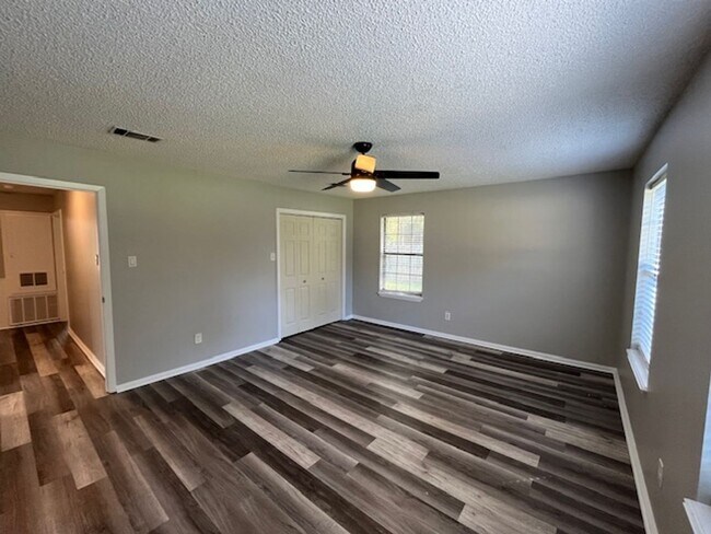 Building Photo - 16 Eastwood Dr