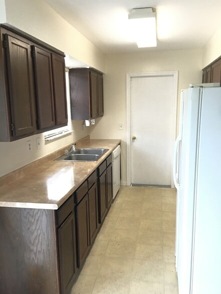 Building Photo - 1000 Pope St NW