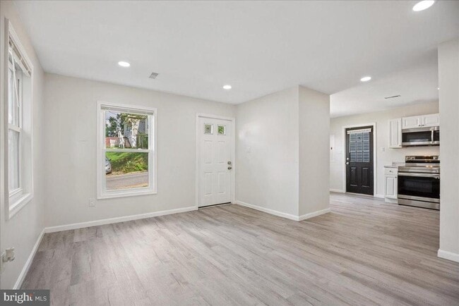 Building Photo - 906 Elfin Ave
