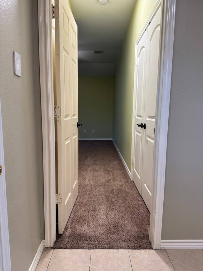 Building Photo - 34534 Lake Side Dr