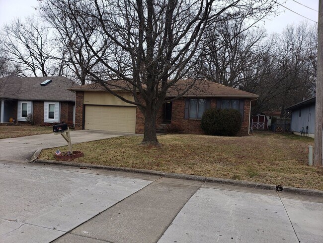 Building Photo - Great South East Location....E. Sunshine & Oak Grove Area