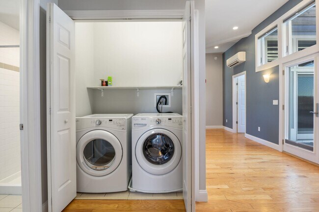 Building Photo - 303 Islington St