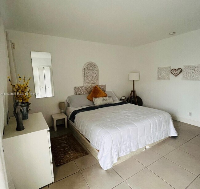 Building Photo - 2100 Diana Dr