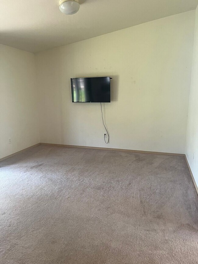 Building Photo - Large 3 bed/2 bath single family home