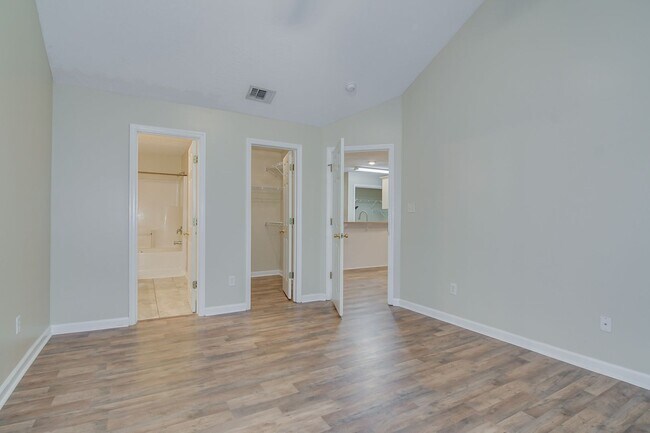 Building Photo - Townhouse w/ 1 Car Garage