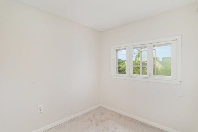 Building Photo - Spacious 5 Bed | 2 Bath Home in the Heart ...