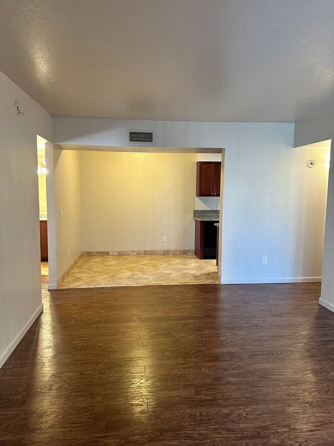 Building Photo - 3357 N Country Club Rd