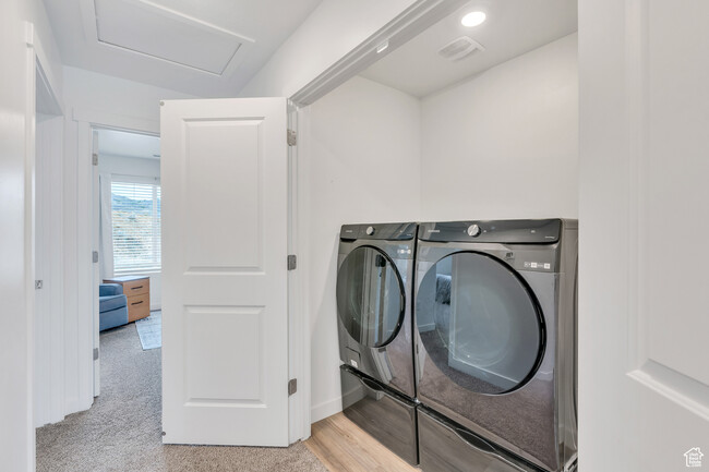 Building Photo - 623 S Raintree Ln