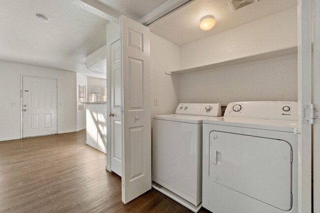 Building Photo - Bright & Open 2 Bed, 2 Bath Condo in Las V...