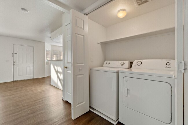 Building Photo - Bright & Open 2 Bed, 2 Bath Condo in Las Vegas