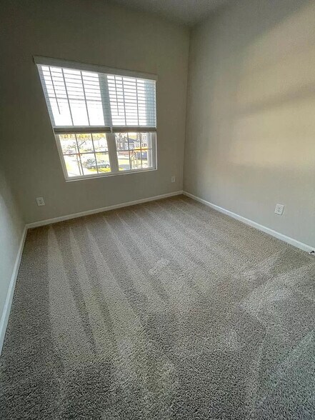 Building Photo - Room in Townhome on Johns Walk Way