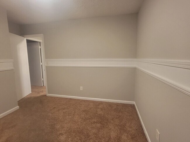 Building Photo - Super cute updated ranch! - Walk to Keningston Train Station - Self-Showings Available.