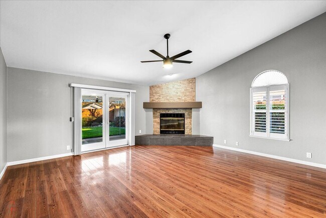 Building Photo - Lovely 3 Bedroom/2 Bath Home Located in Lodi Ca