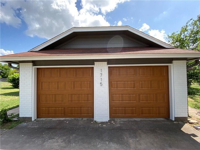 Building Photo - 1715 Shadowview Dr
