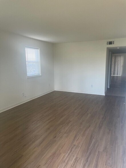 Building Photo - 5104 W Esplanade Ave