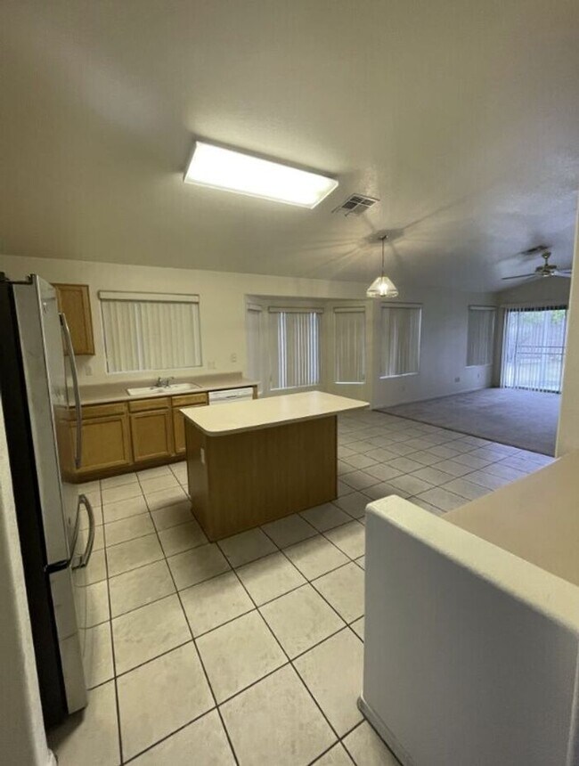 Building Photo - READY TO VIEW NOW! Beautiful 4 Bedroom 2 Bath Home in Phoenix!