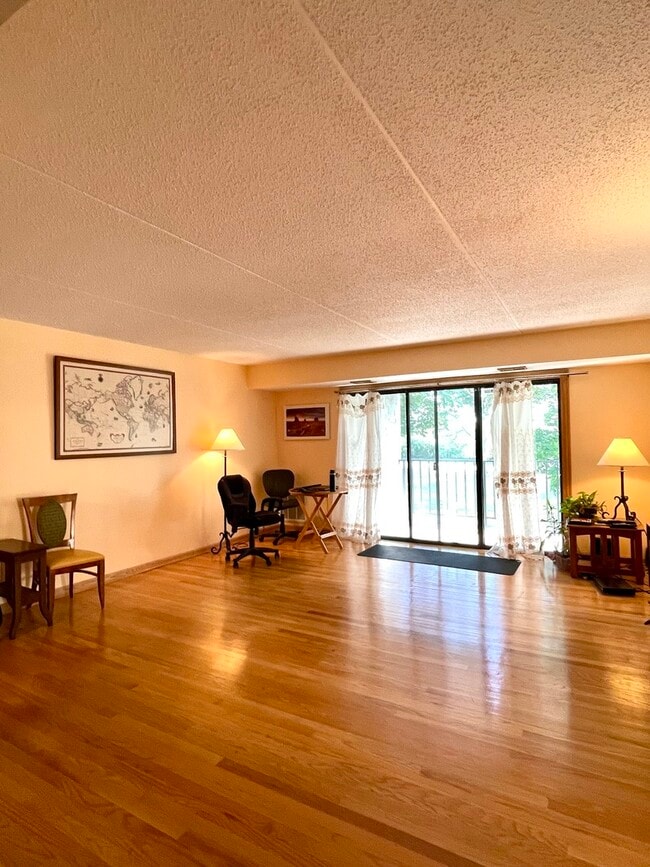 Building Photo - 450 Plum Creek Dr