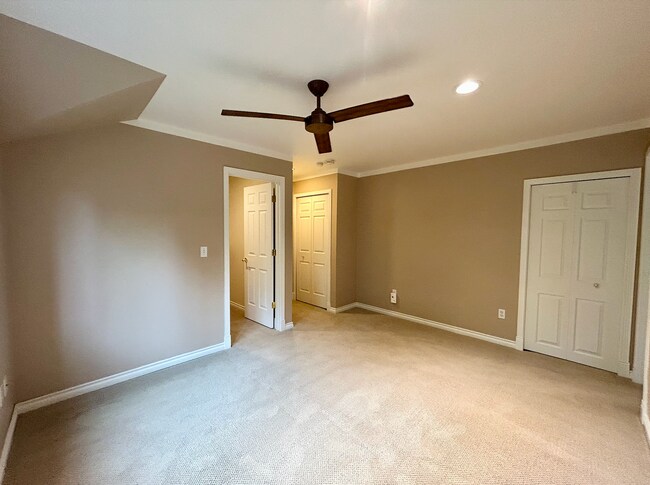 Building Photo - Madison Park Townhome