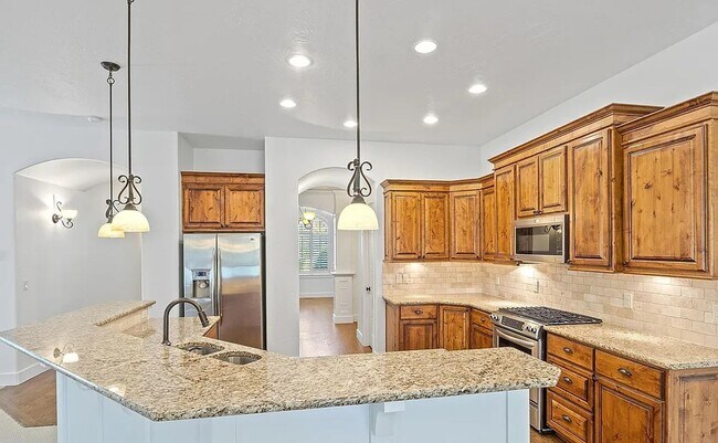 Building Photo - Gorgeous 3 bed 2 bath home in the heard of...
